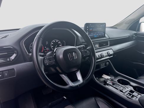 Certified 2025 Honda Pilot Touring image 9