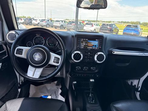 Used 2015 Jeep Wrangler Unlimited Sahara AWD/4WD image 12