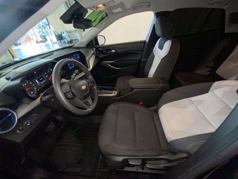 Used 2024 Chevrolet Trax LS w/ LS Convenience Package FWD image 24