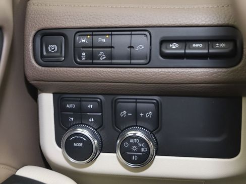 Used 2021 GMC Yukon XL Denali w/ LPO, Illumination Package AWD/4WD image 32