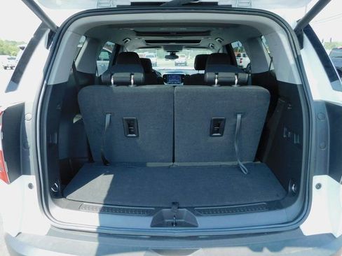 Used 2023 GMC Acadia SLE w/ Driver Convenience Package image 12