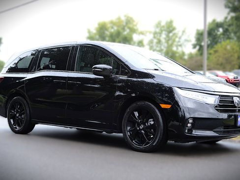 Used 2023 Honda Odyssey Sport image 3