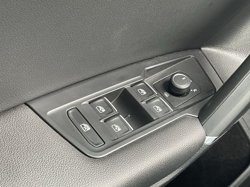 Used 2020 Volkswagen Tiguan SEL AWD/4WD image 17