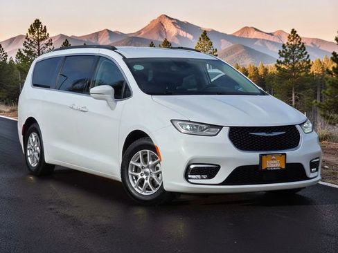 Used 2022 Chrysler Pacifica Touring-L FWD image 2