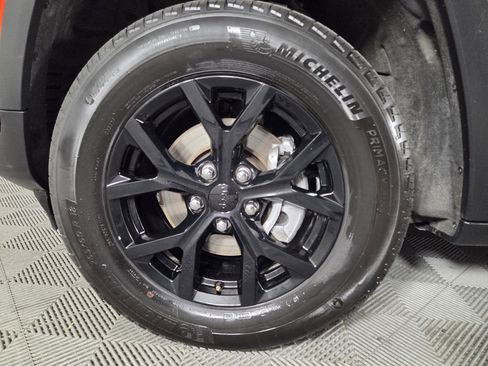 Certified 2025 Jeep Grand Cherokee Altitude AWD/4WD image 10