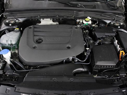 Certified 2025 Volvo XC40 B5 Plus AWD/4WD image 24
