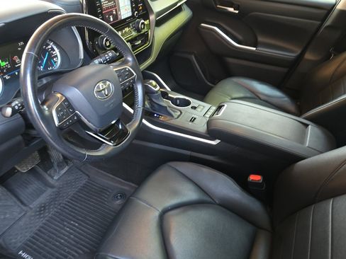 Used 2020 Toyota Highlander XLE image 11