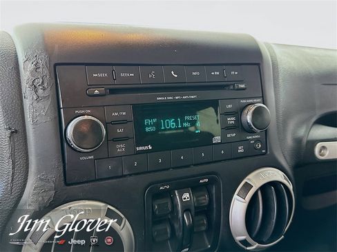 Used 2017 Jeep Wrangler Unlimited Sahara w/ Connectivity Group image 30