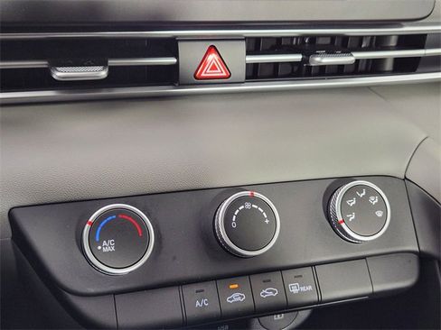 Certified 2025 Hyundai Elantra SE image 22