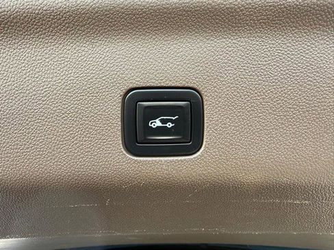 Used 2021 GMC Yukon Denali w/ Denali Premium Package image 8