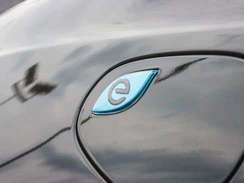 Used 2024 Chrysler Pacifica Select image 12