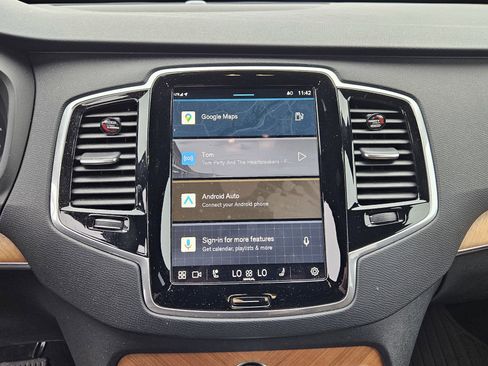 Used 2024 Volvo XC90 B6 Plus w/ Protection Package Premier image 12