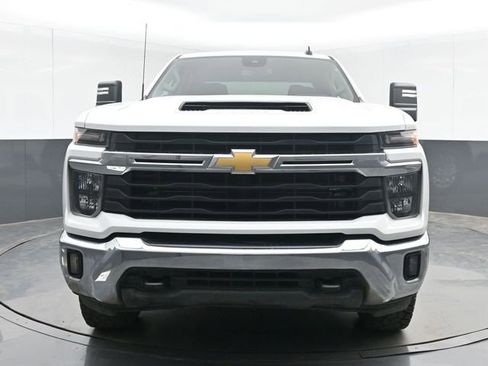 Used 2024 Chevrolet Silverado 2500 LT AWD/4WD image 3