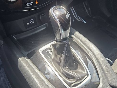 Used 2018 Nissan Rogue SV AWD/4WD image 25