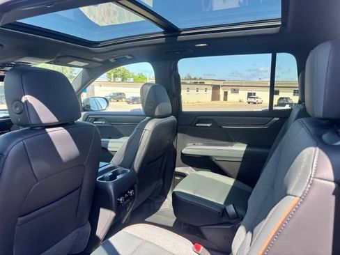 Used 2025 GMC Acadia AT4 w/ Luxury Package AWD/4WD image 9