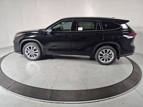 New 2026 Toyota Highlander Limited image 2