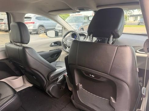 Used 2024 Chrysler Pacifica Touring-L FWD image 13