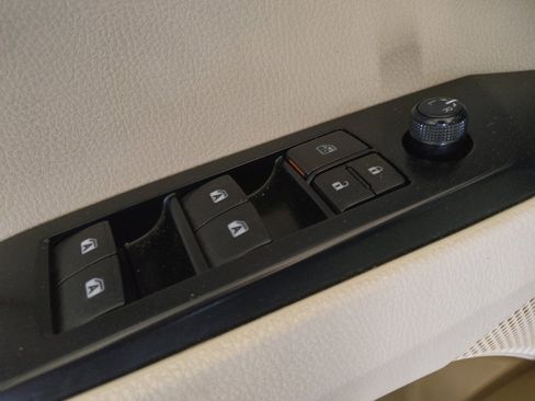 Used 2018 Toyota Camry LE w/ Convenience Package FWD image 27