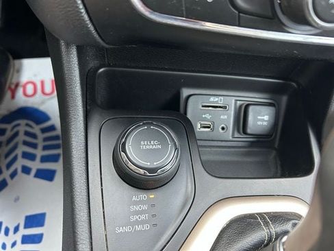 Used 2018 Jeep Cherokee Limited AWD/4WD image 25