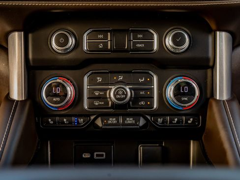 Used 2023 GMC Yukon SLT w/ SLT Luxury Package image 26