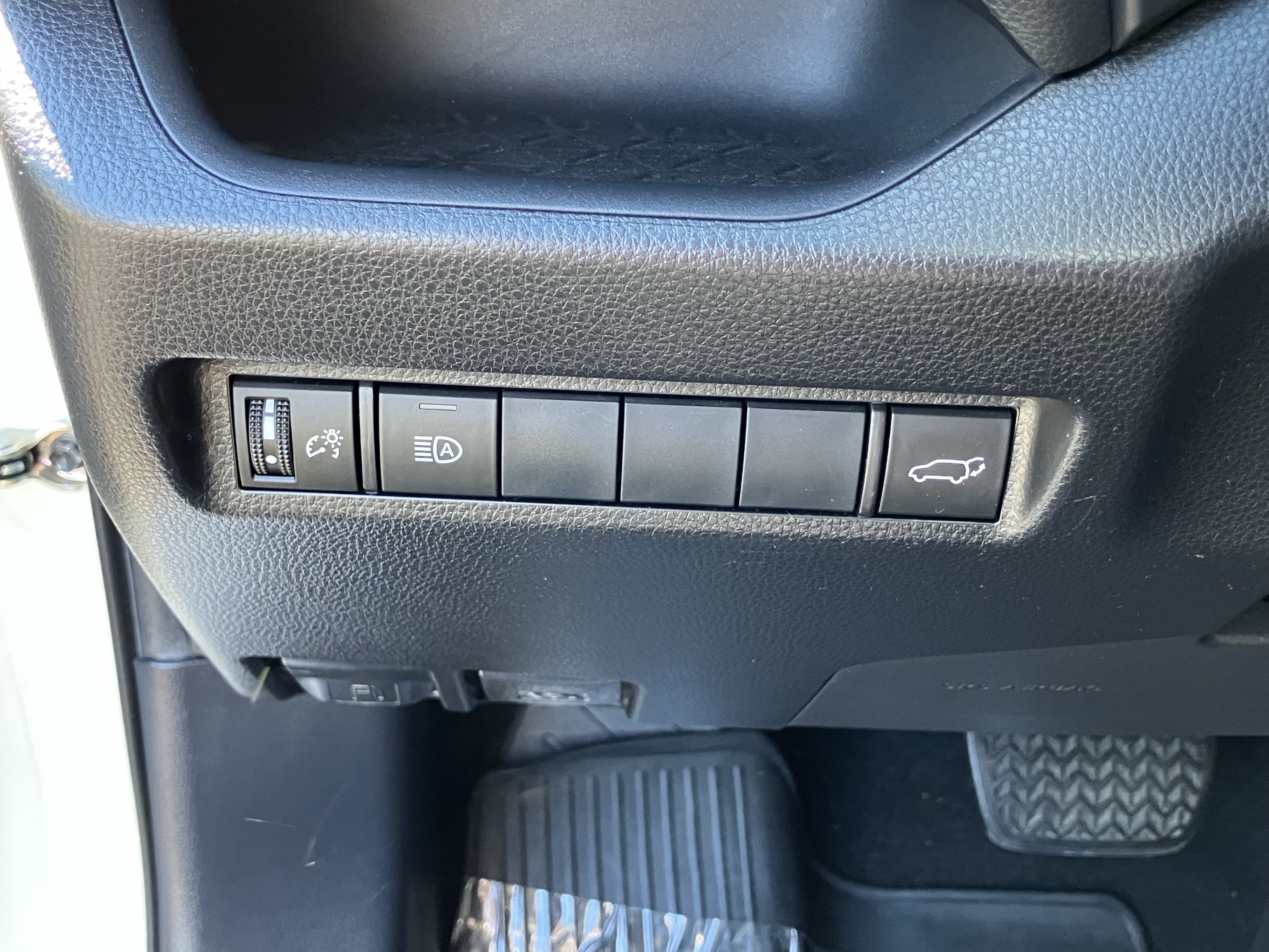 Used 2019 Toyota RAV4 XLE w/ Convenience Package FWD image 19