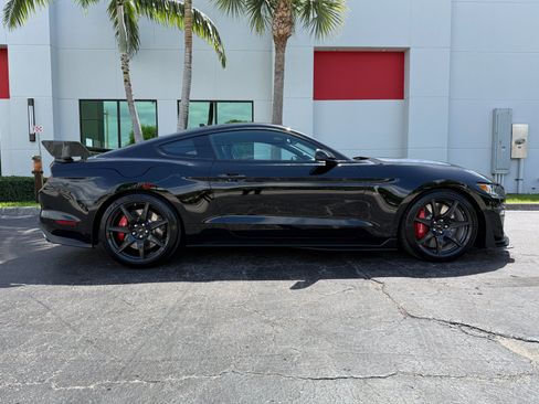 Used 2022 Ford Mustang Shelby GT500 w/ Carbon Fiber Track Pack RWD image 2