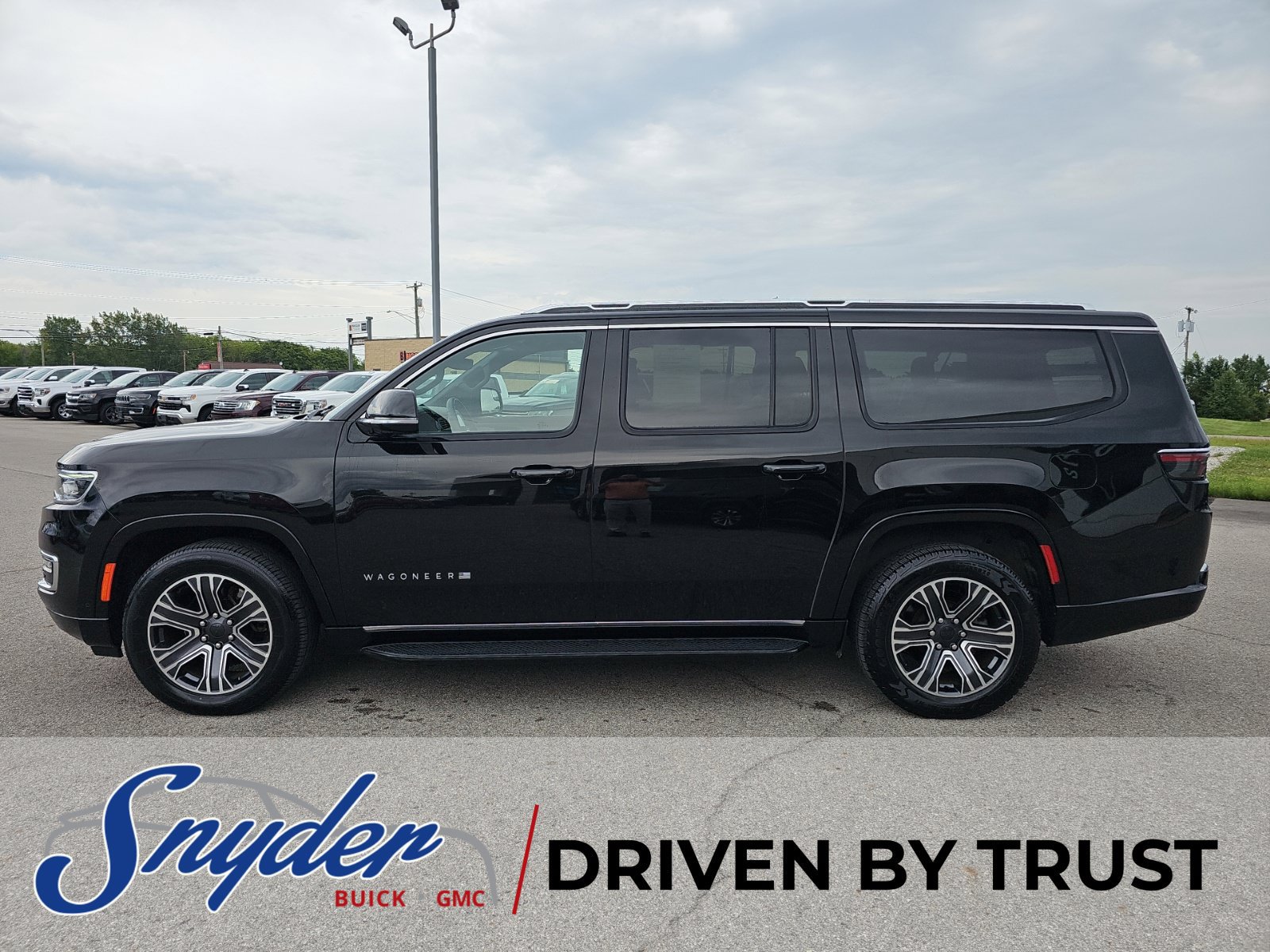 Used 2024 Jeep Wagoneer L Series II w/ Flexible Seating Group AWD/4WD image 5