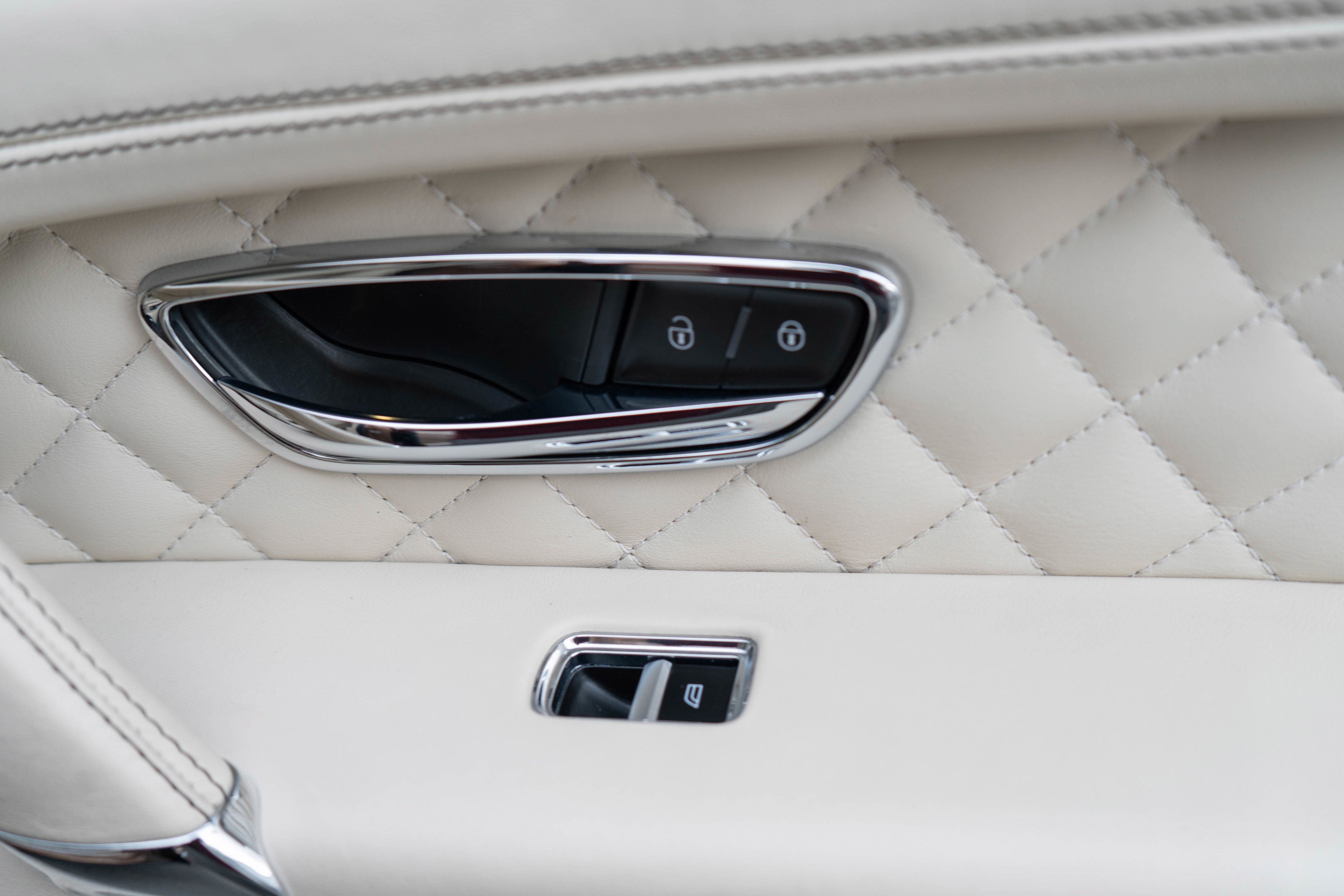 Used 2017 Bentley Bentayga AWD/4WD image 44