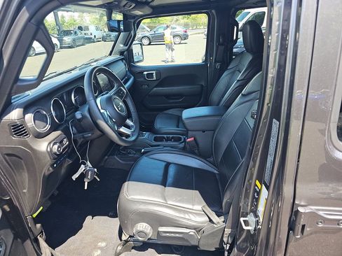 Used 2023 Jeep Wrangler Unlimited Sahara w/ Cold Weather Group AWD/4WD image 4