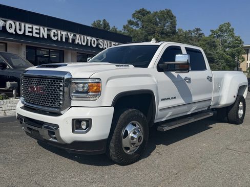 Used 2017 GMC Sierra 3500 Denali w/ Duramax Plus Package RWD image 3