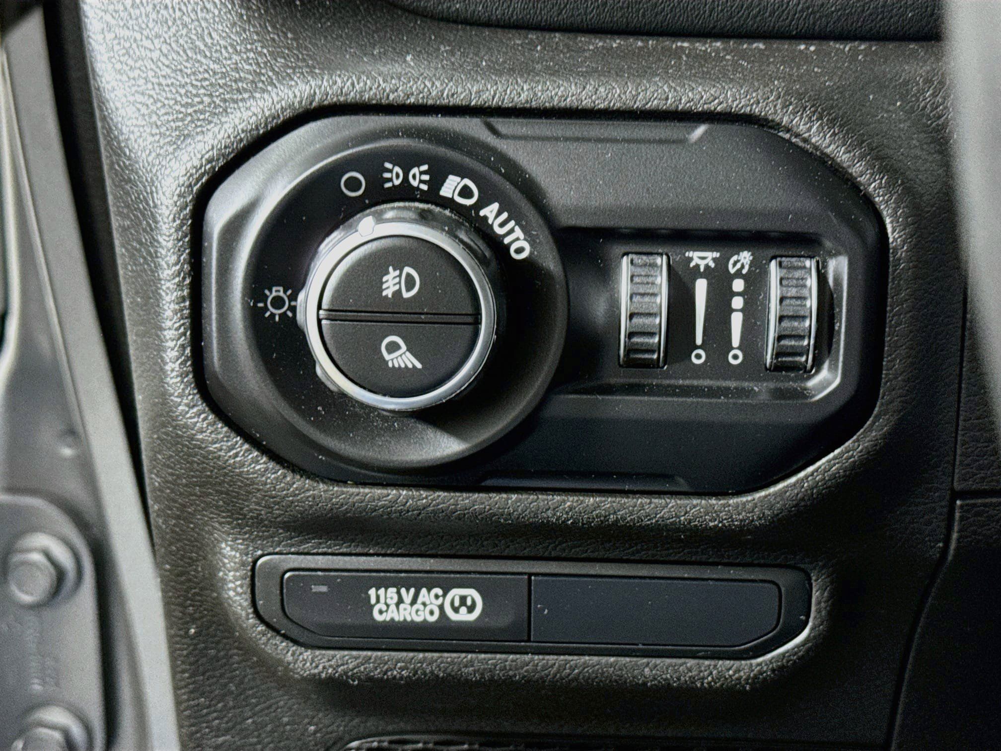 Used 2020 Jeep Gladiator Overland AWD/4WD image 13