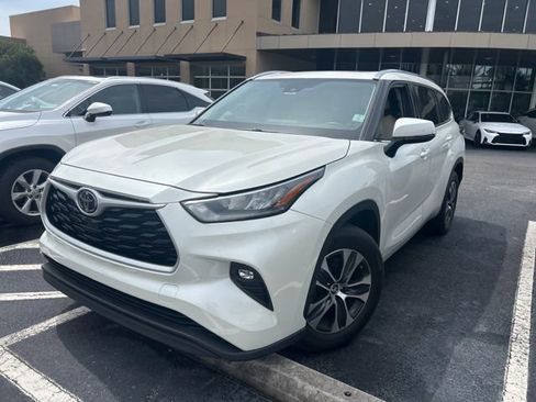 Used 2020 Toyota Highlander XLE FWD image 1