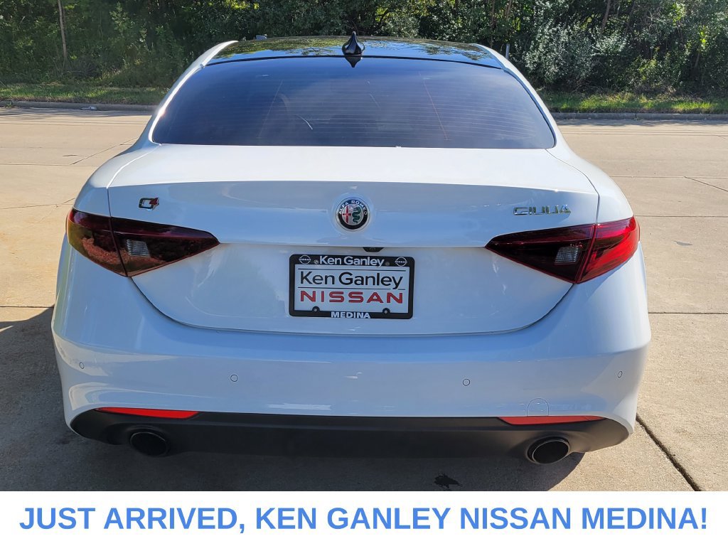 Used 2022 Alfa Romeo Giulia Ti AWD/4WD image 4