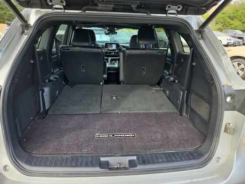 Used 2021 Toyota Highlander XSE FWD image 12
