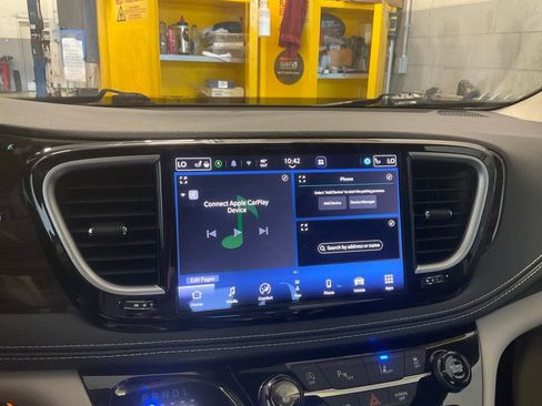 Used 2023 Chrysler Pacifica Limited FWD image 16