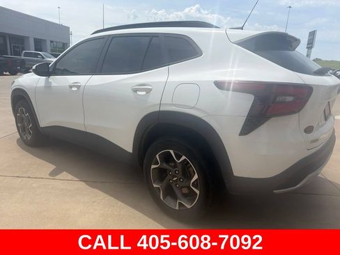 Used 2024 Chevrolet Trax LT w/ Driver Confidence Package FWD image 4