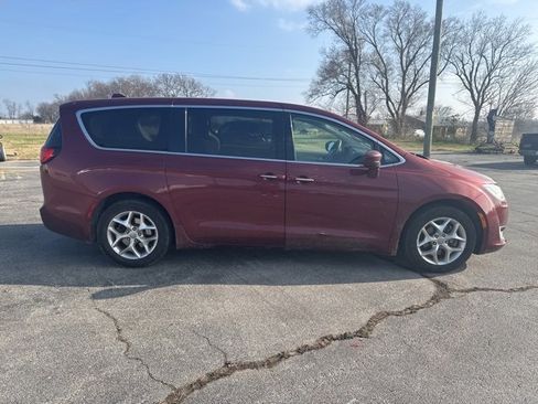 Used 2018 Chrysler Pacifica Touring Plus w/ Tire & Wheel Group image 4