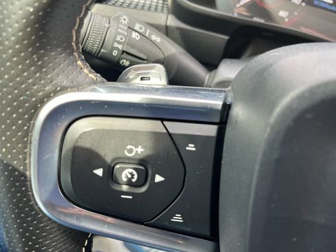 Used 2019 Volvo XC40 T5 R-Design image 15