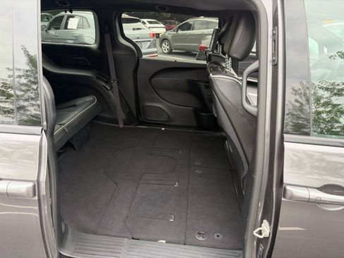 Used 2020 Chrysler Pacifica Limited w/ Advanced Safetytec Group FWD image 26