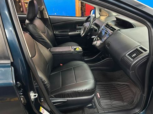 Used 2017 Toyota Prius V Four w/ Carpet Mat Package FWD image 9