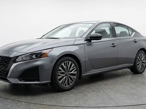 Used 2025 Nissan Altima 2.5 SV FWD image 3
