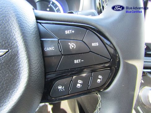 Used 2022 Chrysler Pacifica Limited w/ Uconnect Theater Family Group FWD image 35