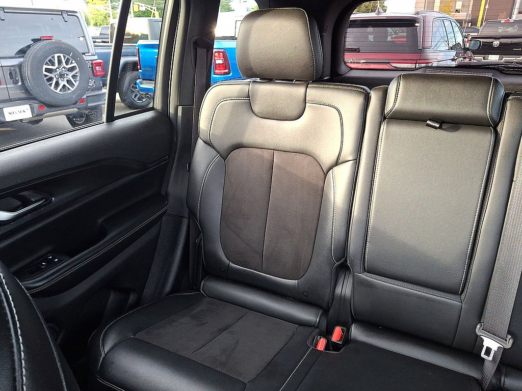Used 2023 Jeep Grand Cherokee Altitude AWD/4WD image 12