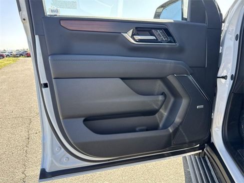 New 2026 GMC Yukon XL Denali w/ Denali Reserve Package image 18