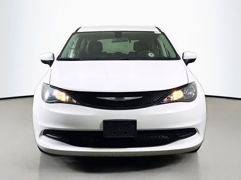 Used 2022 Chrysler Voyager LX FWD image 2