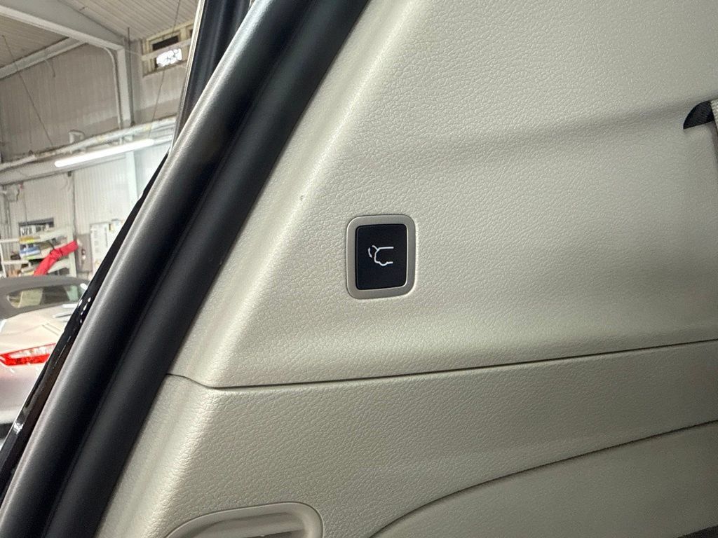 Used 2024 Chrysler Pacifica Touring-L FWD image 7