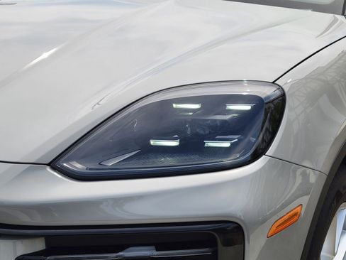 Used 2025 Porsche Cayenne Coupe image 36