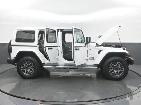 Used 2024 Jeep Wrangler Unlimited Sahara w/ Technology Group AWD/4WD image 60