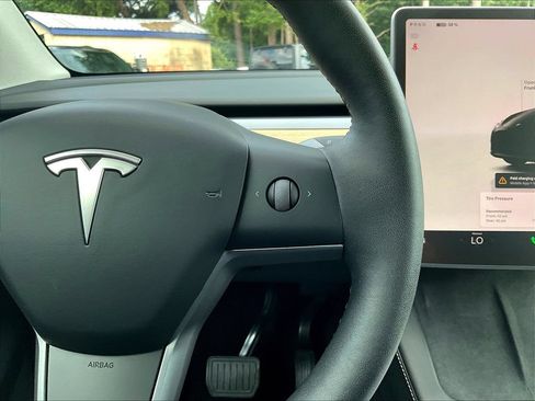 Used 2023 Tesla Model Y 2WD image 11
