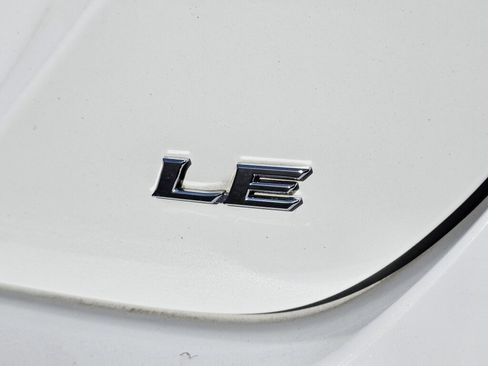 Used 2019 Toyota Camry LE image 10